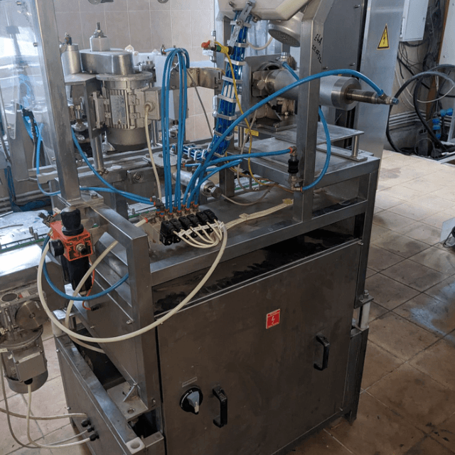 Моноблок розливо-укупорочный по розливу в ПЭТ  0,5-1,0 л, пр-во Сербия е.2045