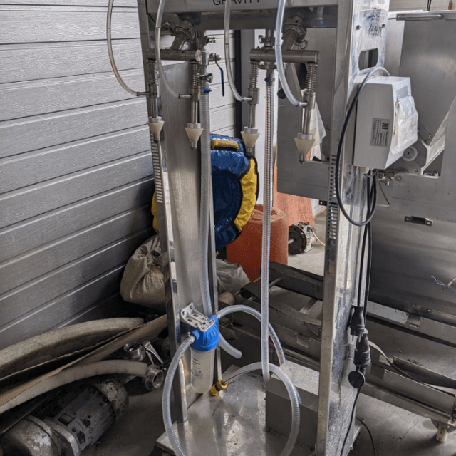 Полуавтомат розлива спокойных жидкостей в пластиковую и стеклянную тару