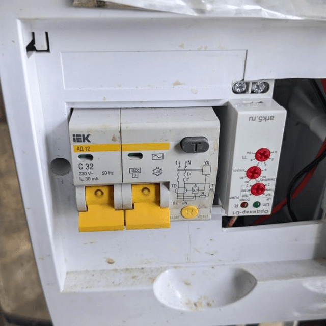 Полуавтомат розлива спокойных жидкостей в пластиковую и стеклянную тару