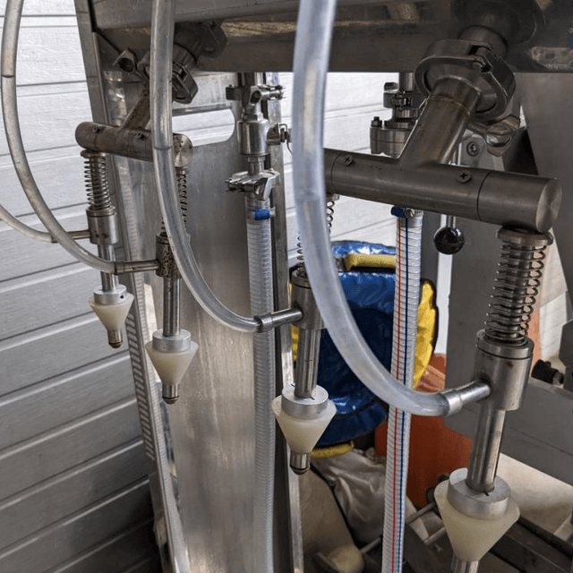 Полуавтомат розлива спокойных жидкостей в пластиковую и стеклянную тару