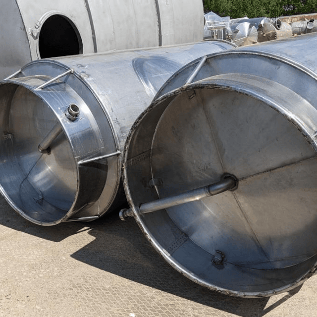 Емкости нержавеющие, объем 2,2 куб.м., вертикальные со змеевиком.