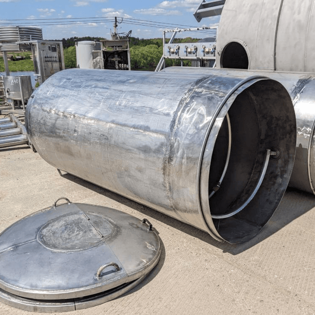 Емкости нержавеющие, объем 2,2 куб.м., вертикальные со змеевиком.