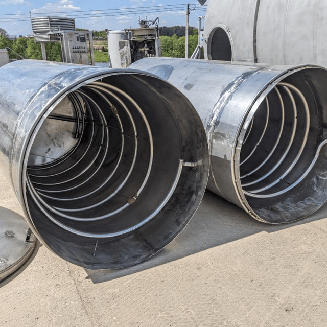 Емкости нержавеющие, объем 2,2 куб.м., вертикальные со змеевиком.