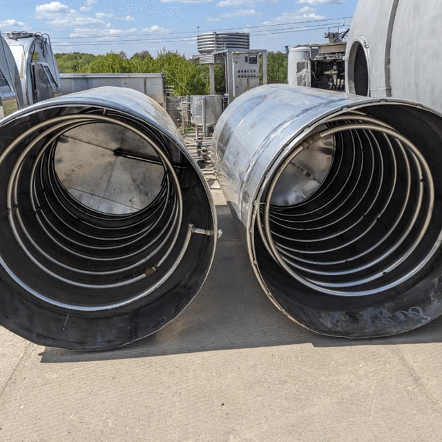 Емкости нержавеющие, объем 2,2 куб.м., вертикальные со змеевиком.