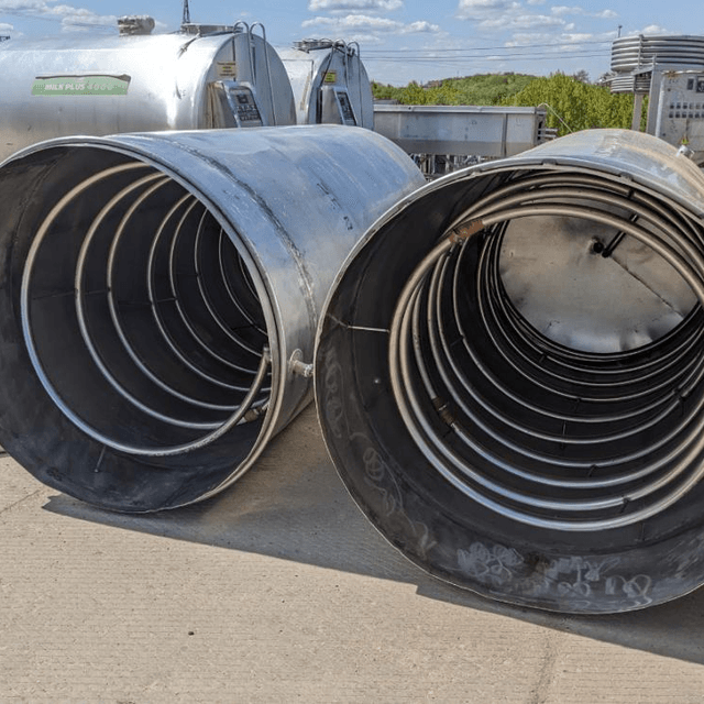 Емкости нержавеющие, объем 2,2 куб.м., вертикальные со змеевиком.