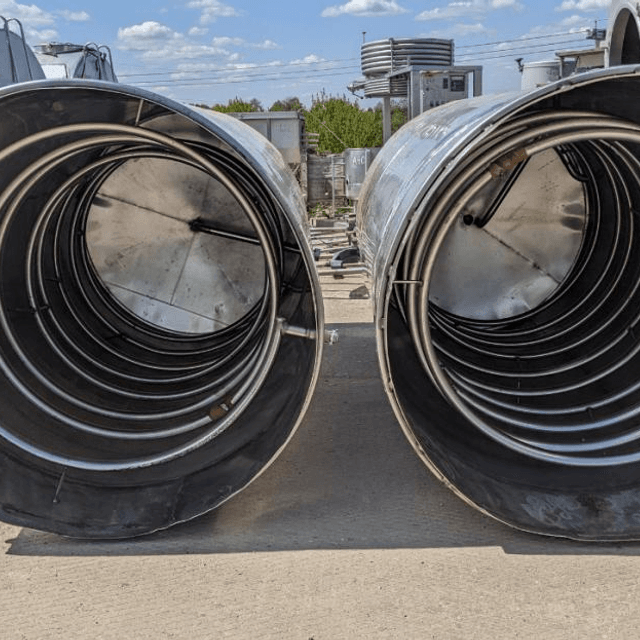 Емкости нержавеющие, объем 2,2 куб.м., вертикальные со змеевиком.