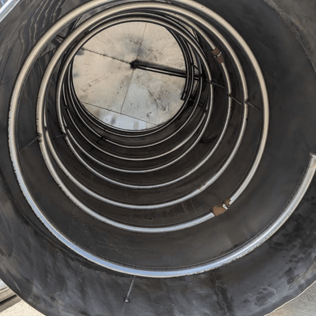 Емкости нержавеющие, объем 2,2 куб.м., вертикальные со змеевиком.