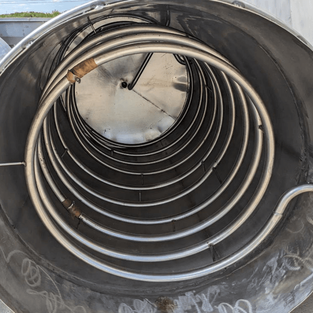 Емкости нержавеющие, объем 2,2 куб.м., вертикальные со змеевиком.