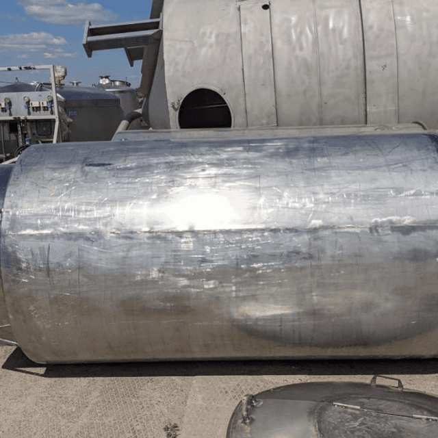 Емкости нержавеющие, объем 2,2 куб.м., вертикальные со змеевиком.