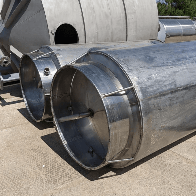 Емкости нержавеющие, объем 2,2 куб.м., вертикальные со змеевиком.