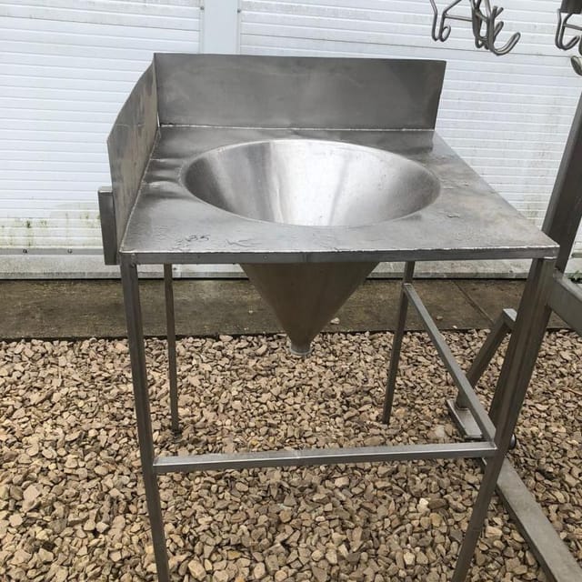 Стол с воронкой инв.9782