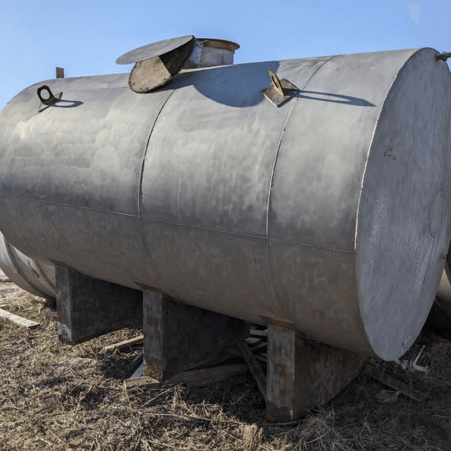 Емкость объем 10 куб.м. горизонтального исполнения.