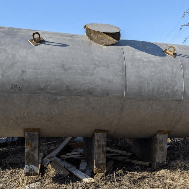 Емкость объем 10 куб.м. горизонтального исполнения.