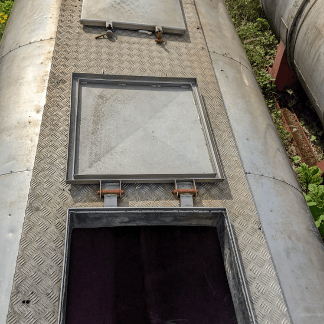 Емкость 14 куб.м. горизонтальная, термос, шнек на дне е.1864