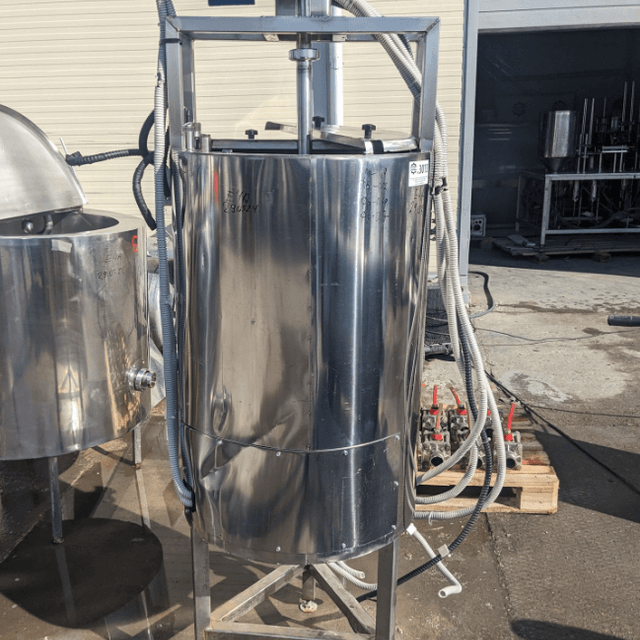 Емкость объем 100 л, с рубашкой ТЭН е.3313