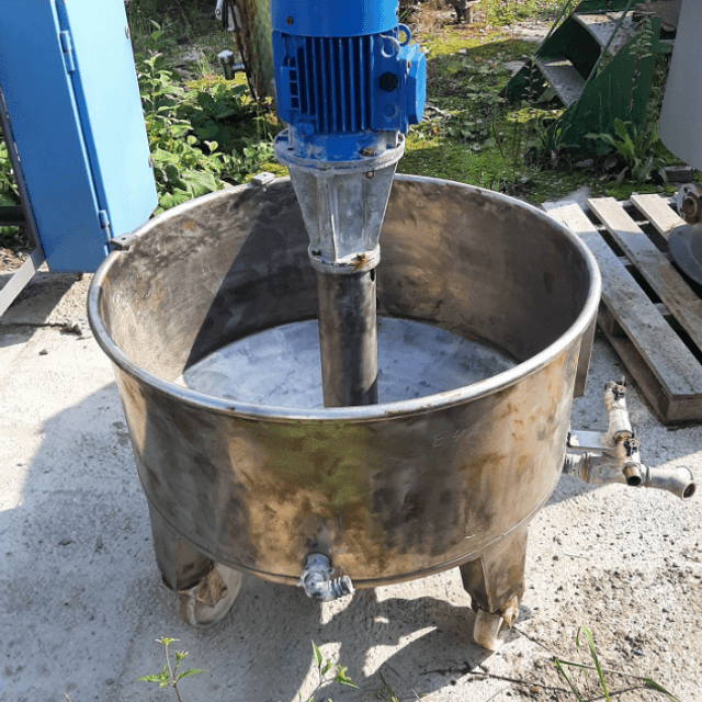 Емкость 0,15 куб.м., со встроенным насосом