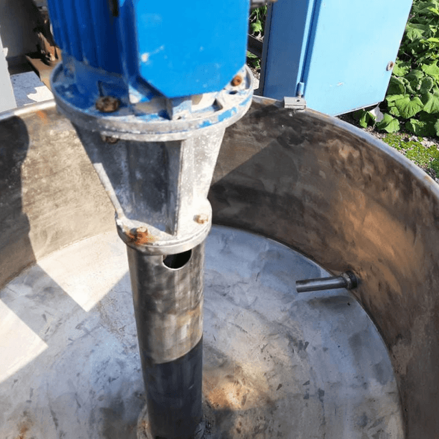 Емкость 0,15 куб.м., со встроенным насосом