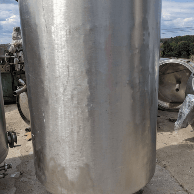 Емкость объемом 1,5 куб.м, с крышкой е.2464