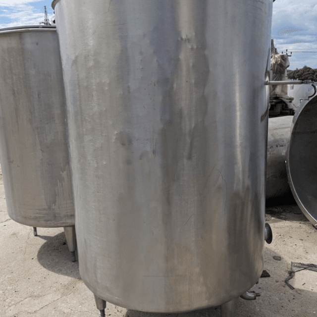 Емкость объемом 1,5 куб.м, с крышкой е.2464