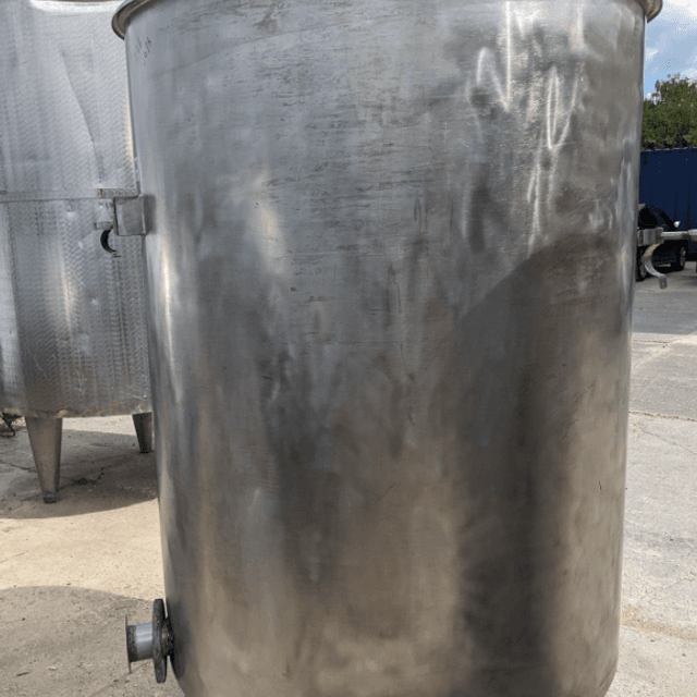 Емкость объемом 1,5 куб.м, с крышкой е.2464