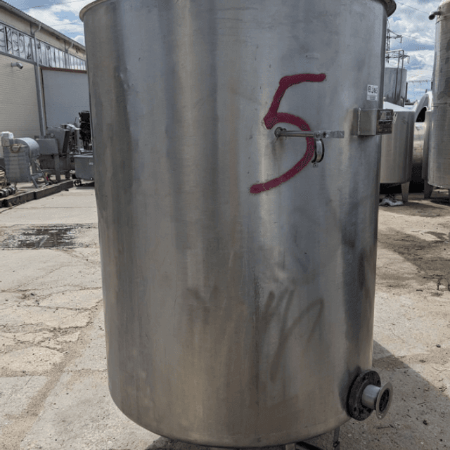 Емкость объемом 1,5 куб.м, с крышкой е.2464