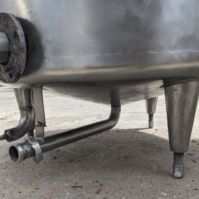 Емкость объемом 1,5 куб.м, с крышкой е.2464