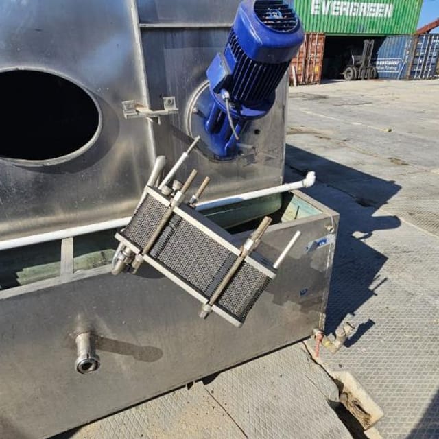 Емкость прямоугольная с мешалкой и теплообменником 7.5 куб  инв.11777