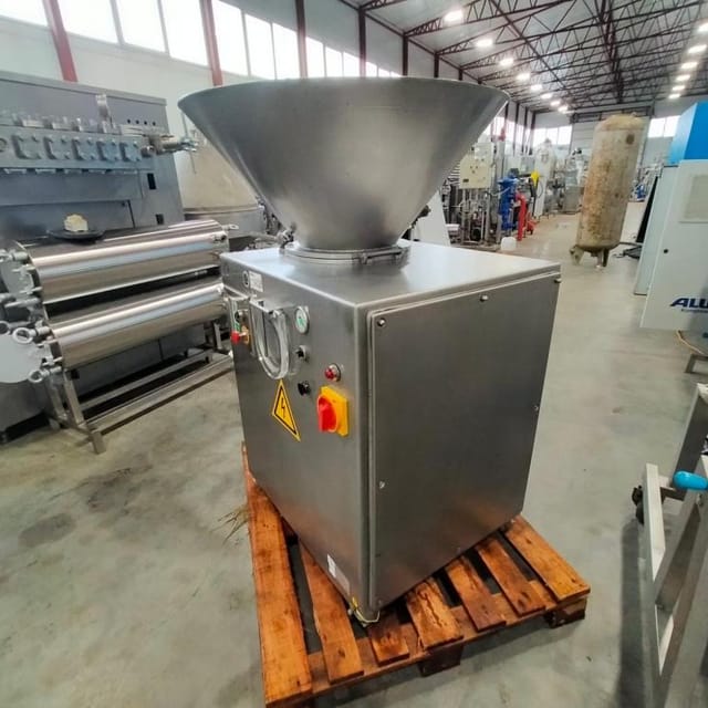 Шприц КОМПО-1500 с бункером инв.14535