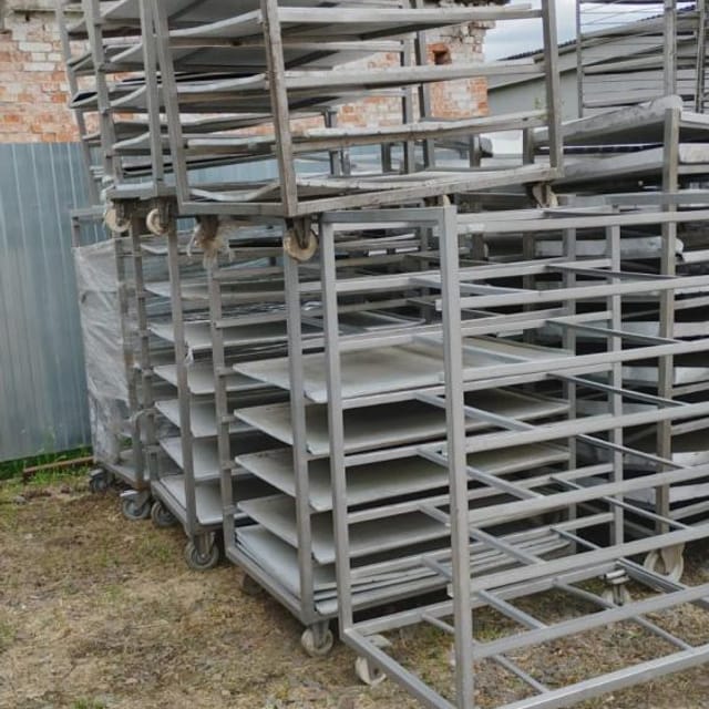 Стеллажи, полки из алюминия.