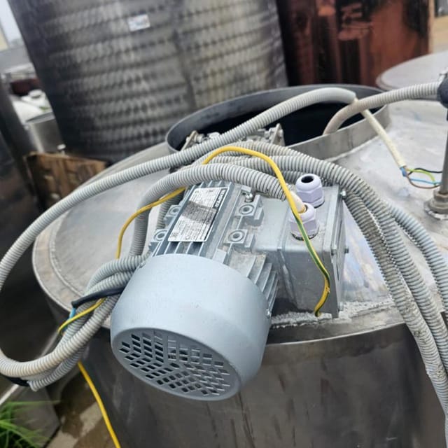 Емкость 350л. с мешалкой инв.13000