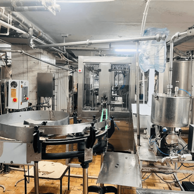 Автомат розлива в ПЭТ AVIS новый