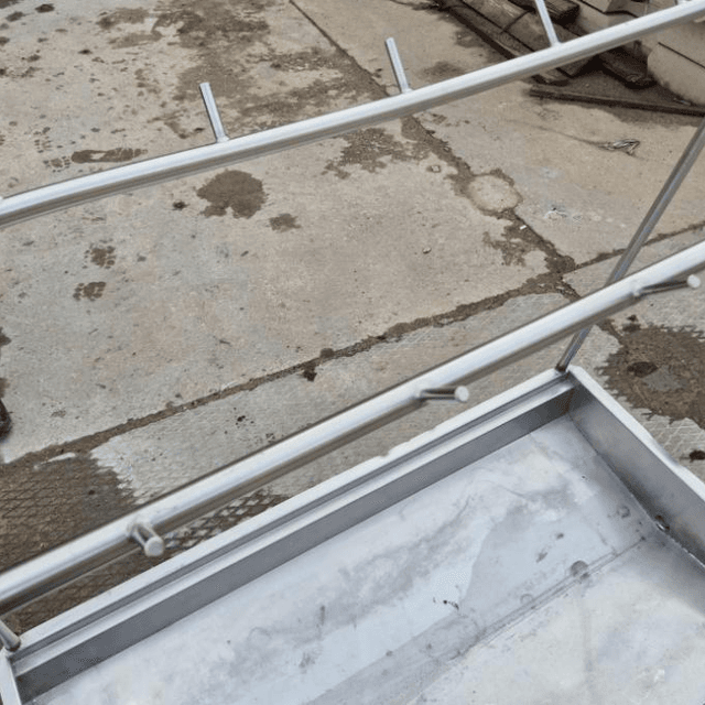 Рама-тележка для колбасных изделий и туш.