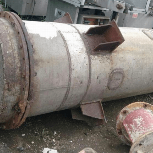 Емкость 1,2 куб.м. общая высота 2,9м.