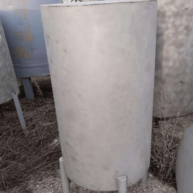 Емкости 0,3 куб.м., вертикального исполнения.