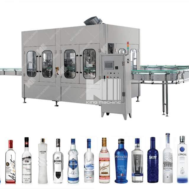 Розлив в стекло алкоголь.